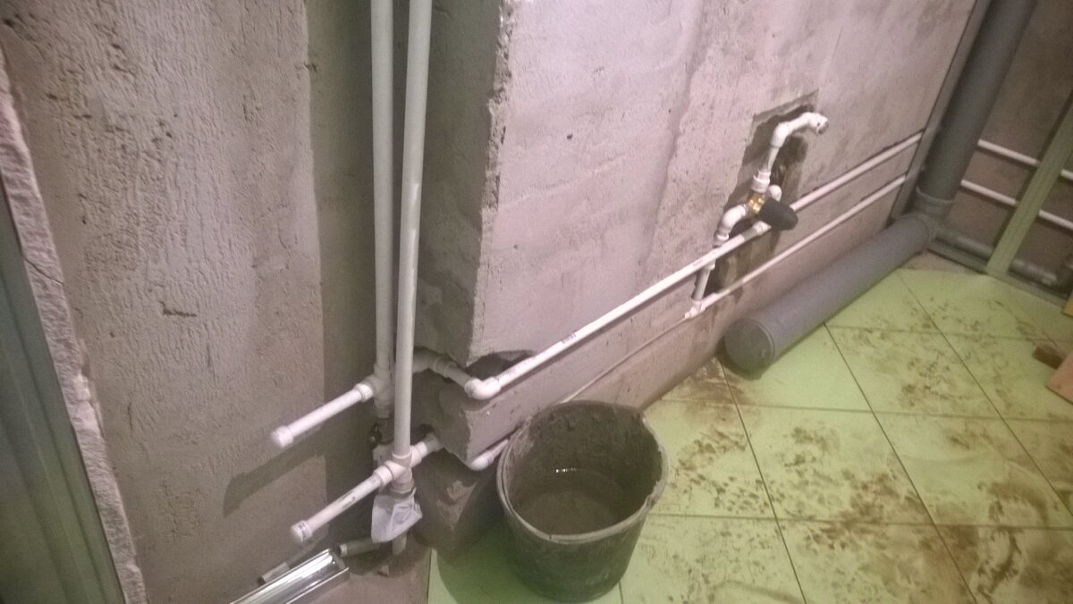 Полы плиточник успел затоптать до того, как хотел их застелить.  