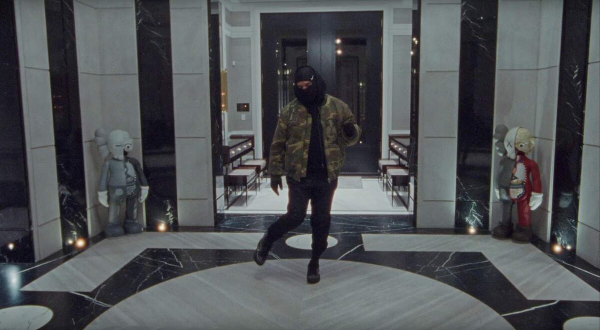 Игрушки Bearbrick стоимостью около $15 тыс. 