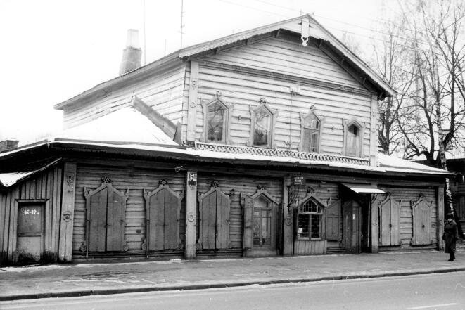 На фотографiи: домъ кондитерской до реконструкцiи въ XXI веке. Высроенъ былъ въ 1870-х гг.