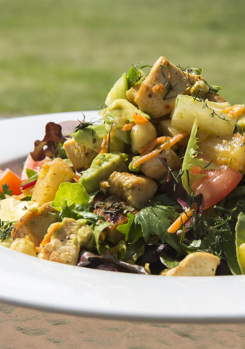 Ананас пользуется большой популярностью на кухне, особенно в Азии и Южной Америке. Из этого фрукта готовят десерты, добавляют его мякоть в салаты, тушат, консервируют, делают свежевыжатые соки и смузи, ну, и, конечно же, используют при красивой и необычной подаче. Этот фрукт прекрасно сочетается с птицей, мясом, рисом, овощами, фруктами и морепродуктами.Салат из куриной грудки с ананасом
Этот легкий и вкусный салатик станет прекрасным вариантом ужина. Сладость ананаса, в сочетании с чесноком и грудкой подарит вам незабываемый вкус.
