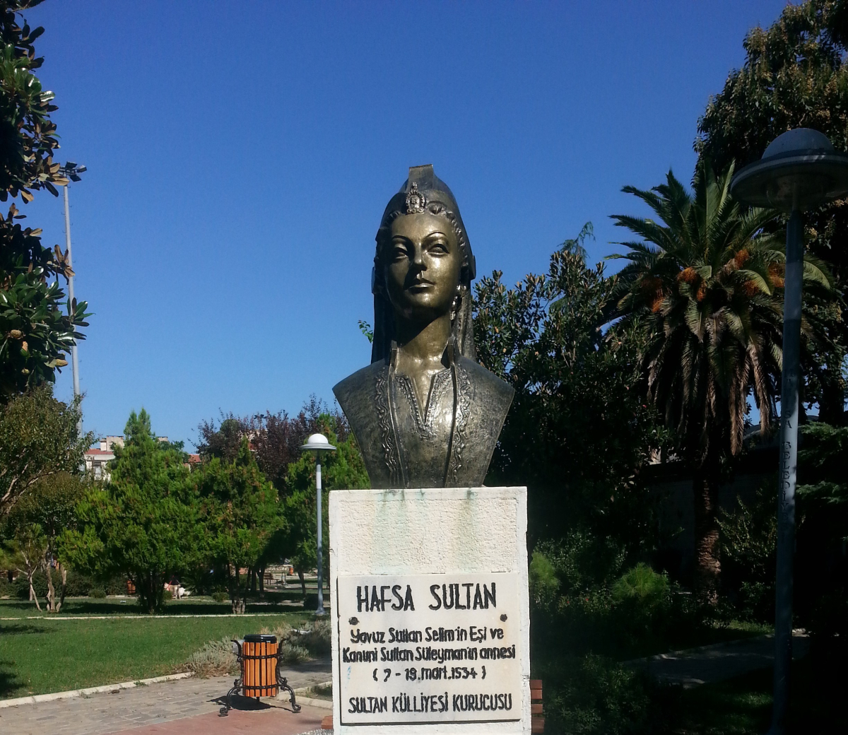 Памятник Айше Хафса Султан в городе Маниса. Фото: открытые источники