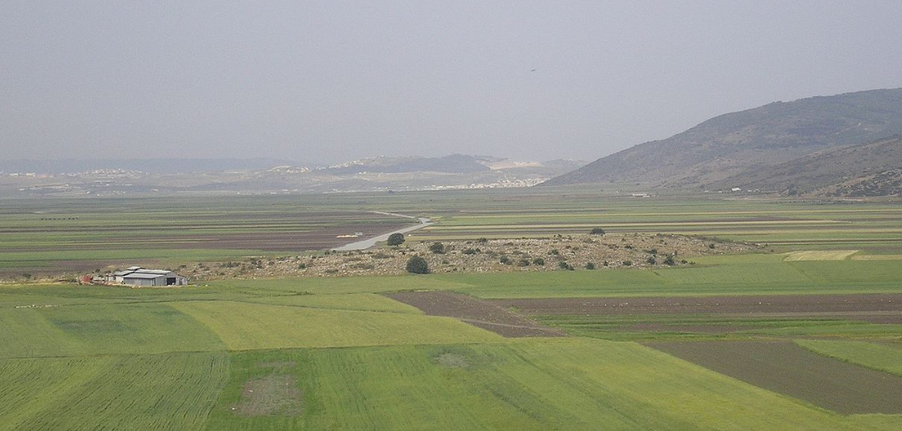 Участок "Всеизраильского водопровода" в долине Бейт-Нетофа (Википедия). Вода из Галилейского моря поступает ц центр и юг страны, благодаря чему в этих районах стало возможным земледелие.