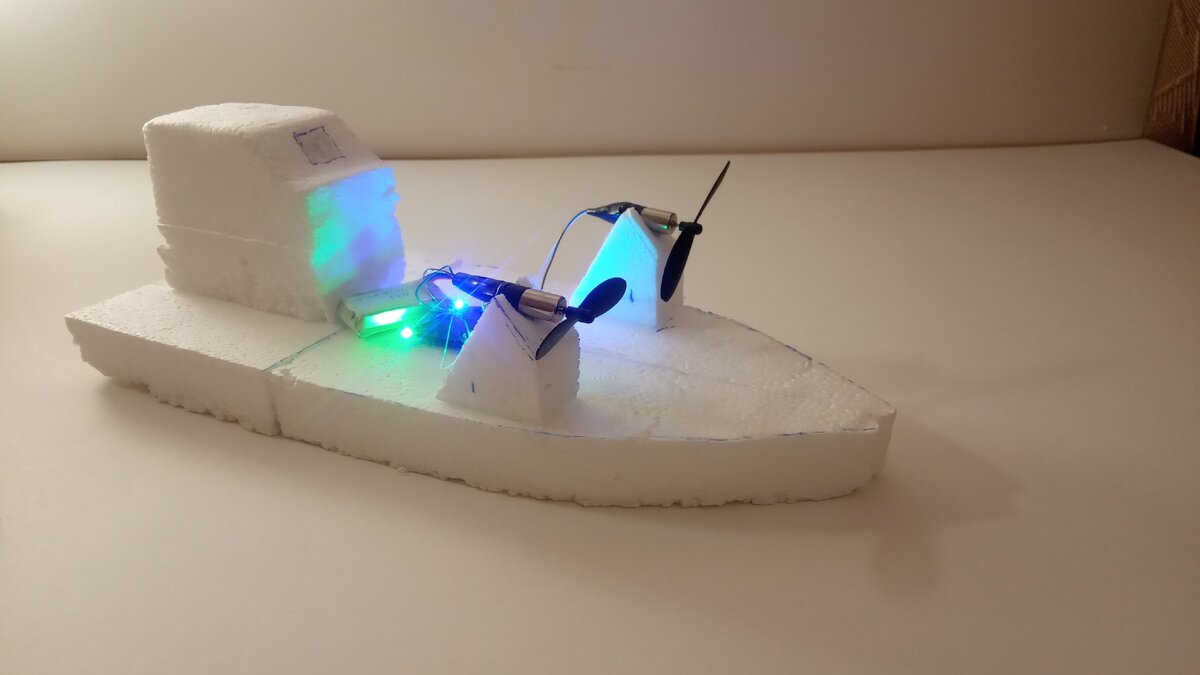 Кораблик из пенопласта с пропеллерами