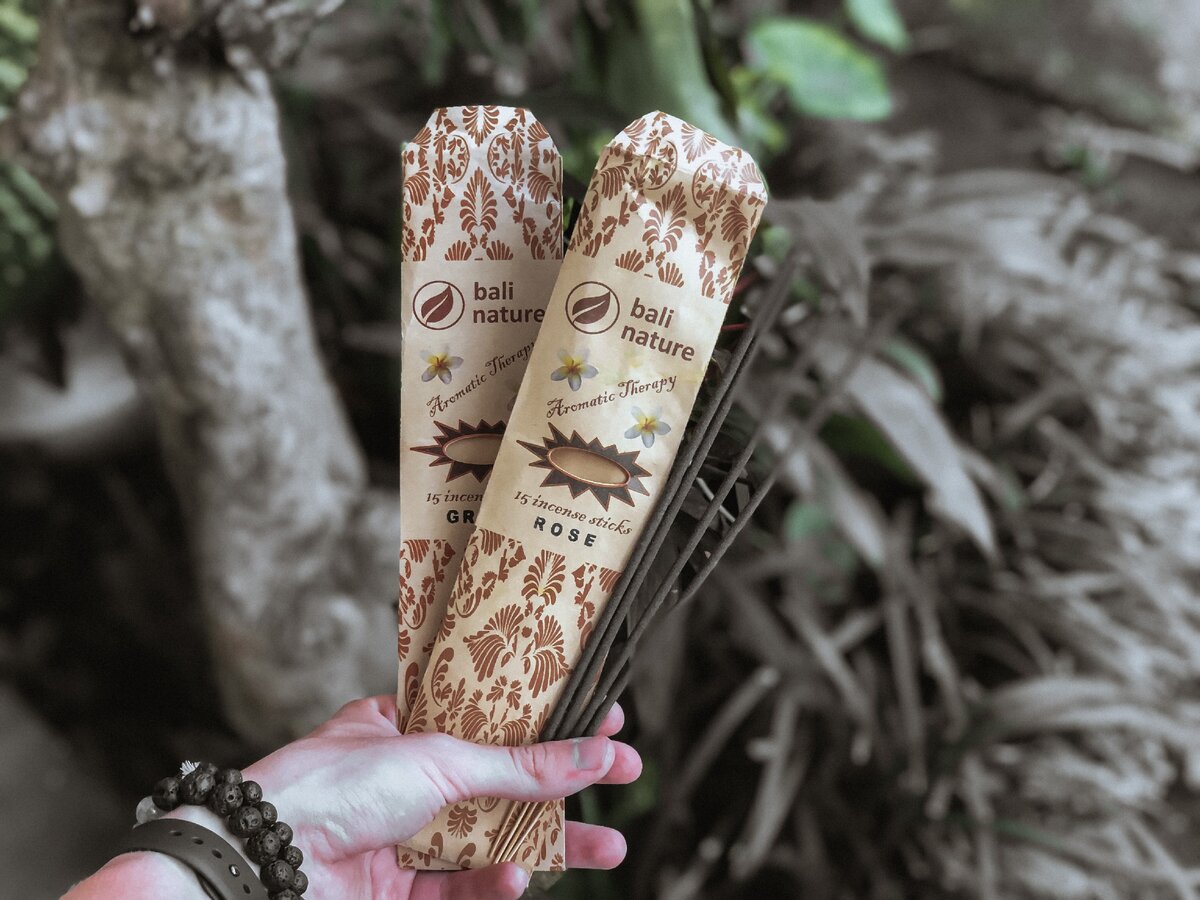 Иногда я использую аромапалочки, чтобы создать в комнате необходимый настрой