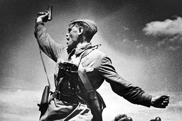 Младший политрук Алексей Еременко ведет солдат в атаку. Июль 1942 года 
