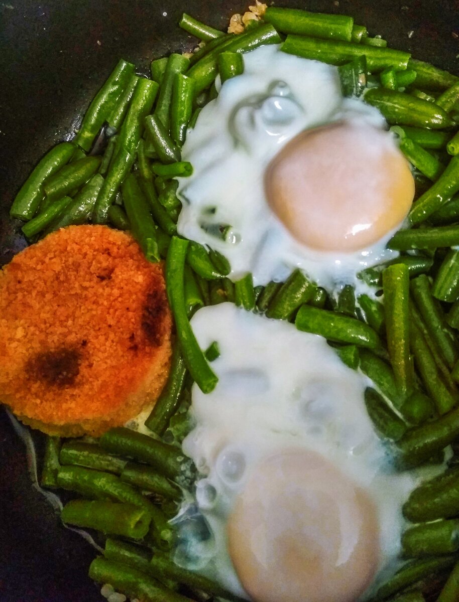 Рыбная котлета с яйцами и зеленой стручковой фасолью. Фото из личного архива.