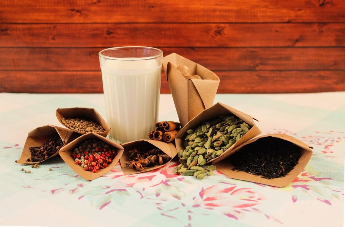 Куча специй всего на один стакан молока — это и есть масала