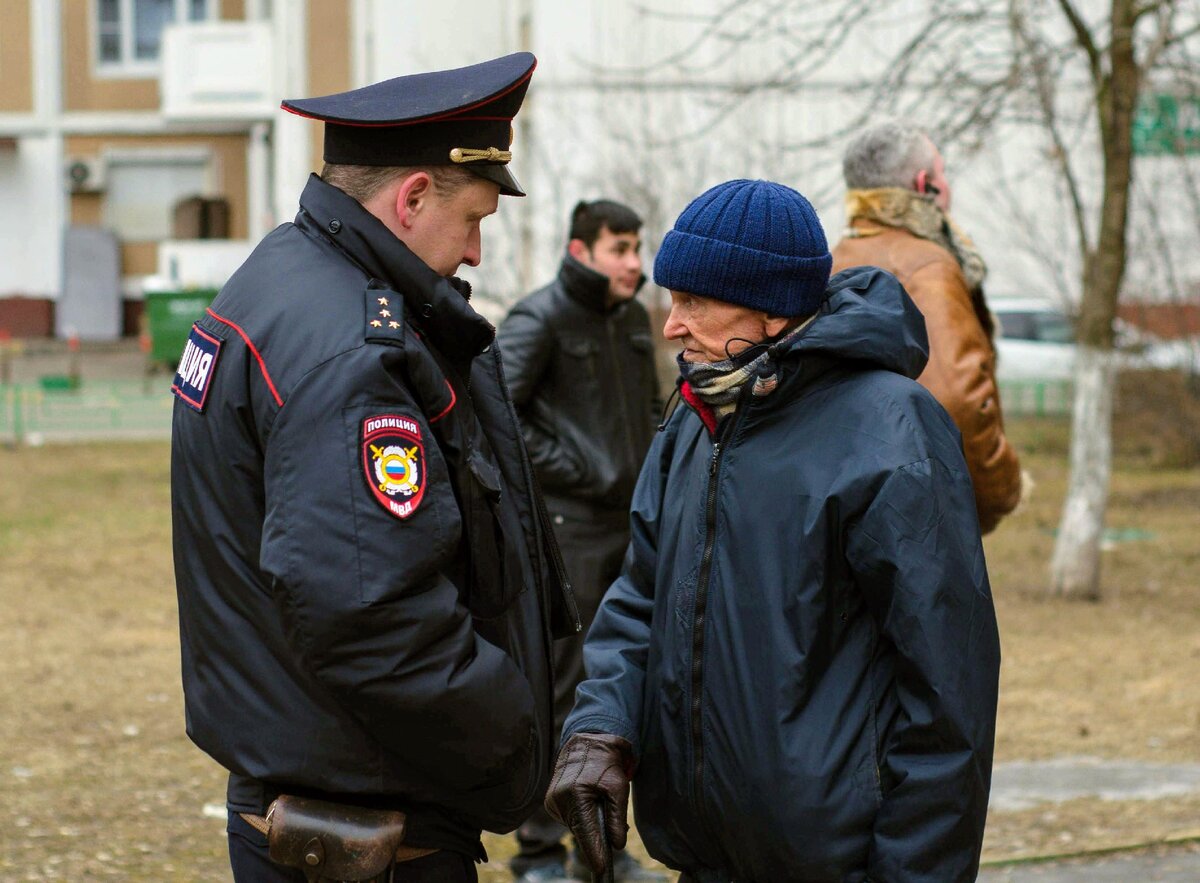 Наказание полиции. Полиция России похищает человека.