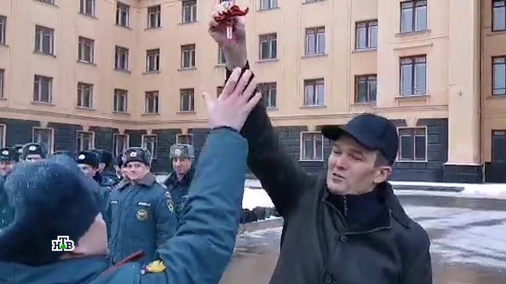 Мэр Чувашии на смотре техники МЧС, эпизод широко освещался в СМИ - ведь у нас демократия