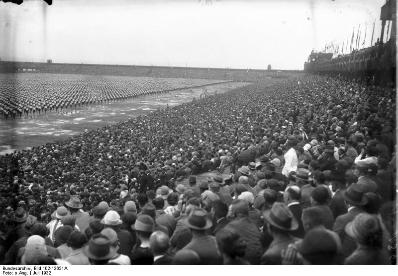 © Bundesarchiv, Bild 102-13621A / CC-BY-SA 3.0 (Страговский стадион в 1932 году)