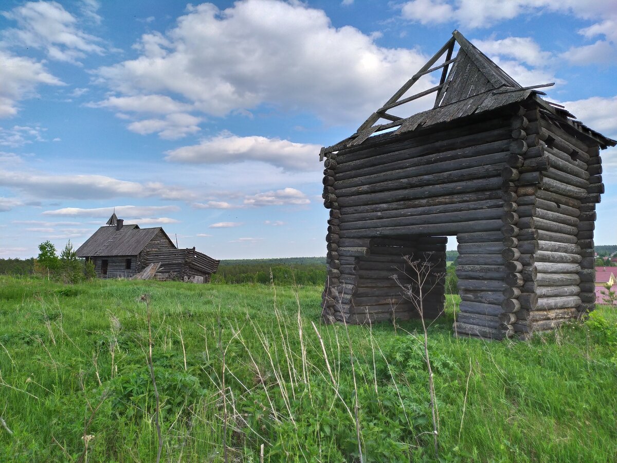 Фото автора - кино-декорации в деревне Каменка