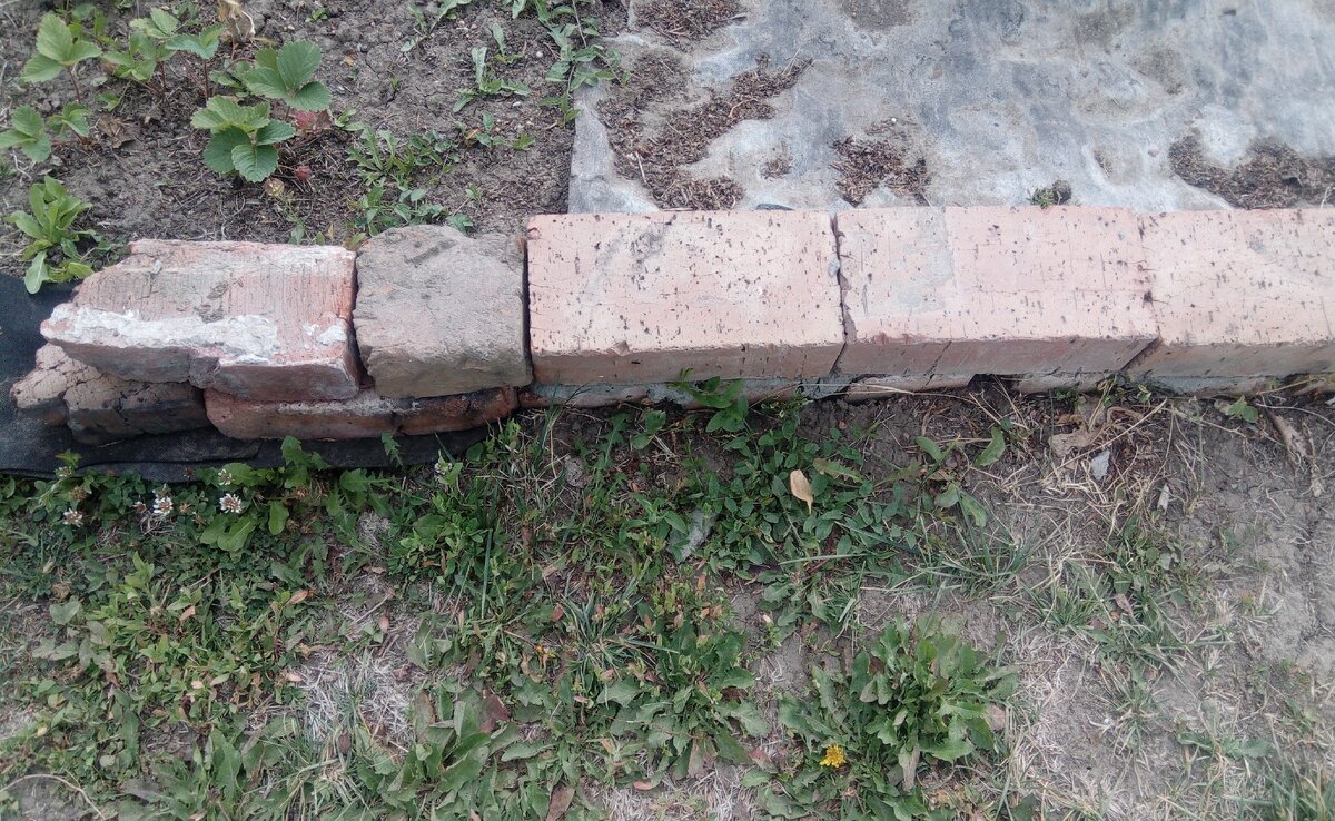 Кирпичи какие есть..