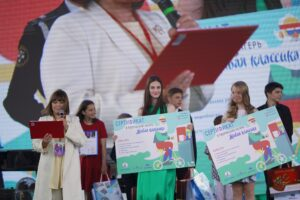 Участники конкурса «Живая классика» поздравляют медработников с профессиональным праздником Юные чтецы захотели лично поблагодарить всех, кто спасает и борется за наши жизни: врачей, медсестер и волонтеров. Ребята записали видео, где они декламируют отрывки из книг, посвященных медработникам.