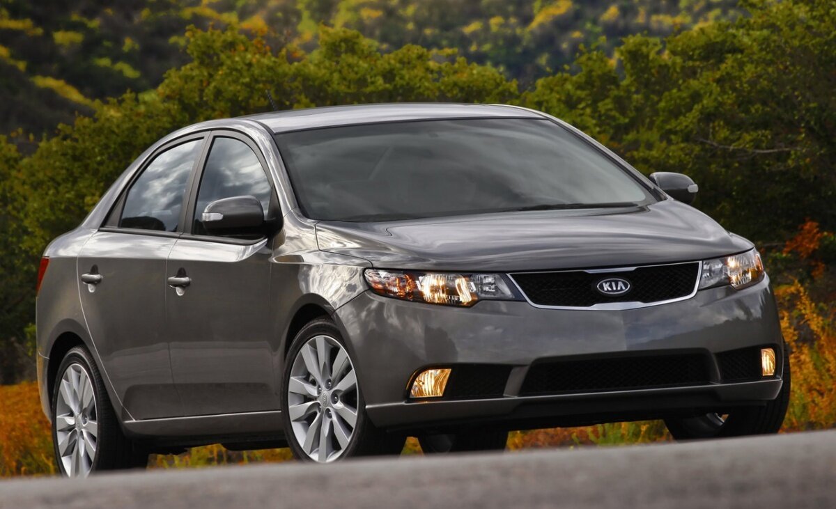 Седан построен на удешевленной платформе Kia Cee’d.