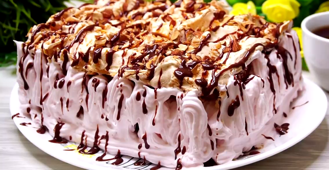 777      Сегодня готовим норвежский торт, который норвежцы
называют лучшей в мире, попробуйте приготовить такой торт и вы поймете что
название соответствовать действительности ,торт получается нежным,
вкуснейшим и готовится просто !Разделим  яйца на белок и желток, белки пока отставим в сторонку, отмерим 150 грамм муки ,добавляем одну чайную
ложку разрыхлителя и перемешиваем, в миску кладём 100 грамм сливочного масла
размягченного можно слегка подтопить добавляем 100 грамм сахара и взбиваем
миксером до пышности минуты 2,теперь добавляем по одному желтку и продолжаем взбивать....