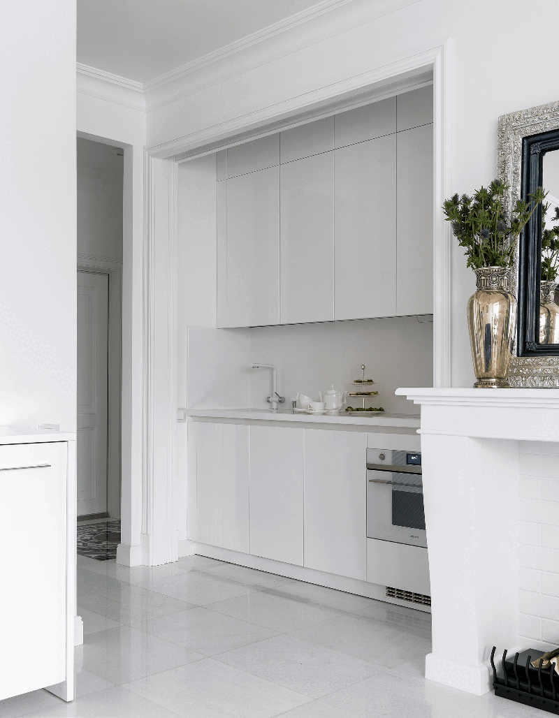 Квартира по дизайну Ирины Киреевой. Когда двери закрыты, гость видит только единое пространство гостиной-столовой, которая кажется еще больше благодаря зеркальным раскладкам в дверях. Кухонный гарнитур, Virs; смеситель и мойка, Blanko; выключатели, Gira.