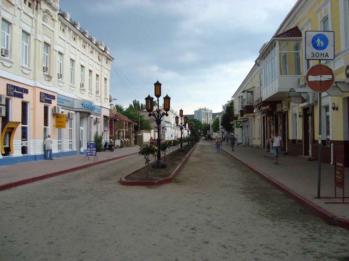 Одна из центральных улиц Феодосии