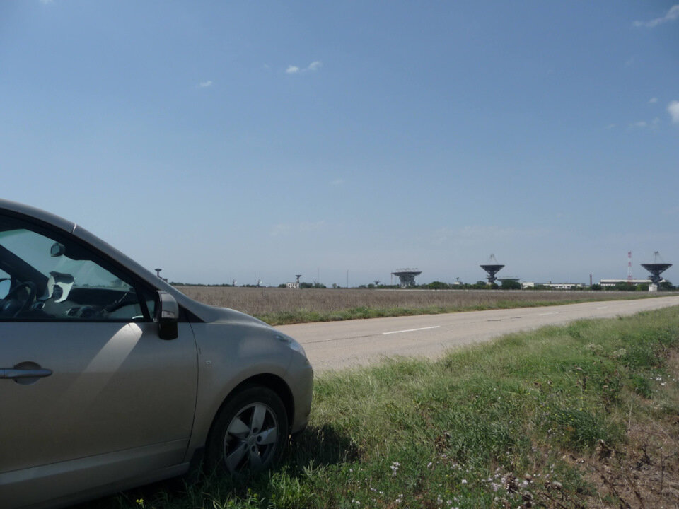 На подъезде. Асфальт с широкими обочинами дальше идет мимо забора комплекса в поселок Витино.