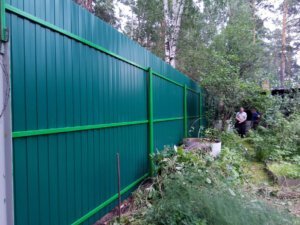 Настоящие профессионалы своего дела, как правило, имеют многолетний опыт работы. В составе монтажной бригады только высококвалифицированные специалисты, выполняющие свою работу на высшем уровне. Они имеют налаженный алгоритм работы, что положительно сказывается на качестве возведённого забора.