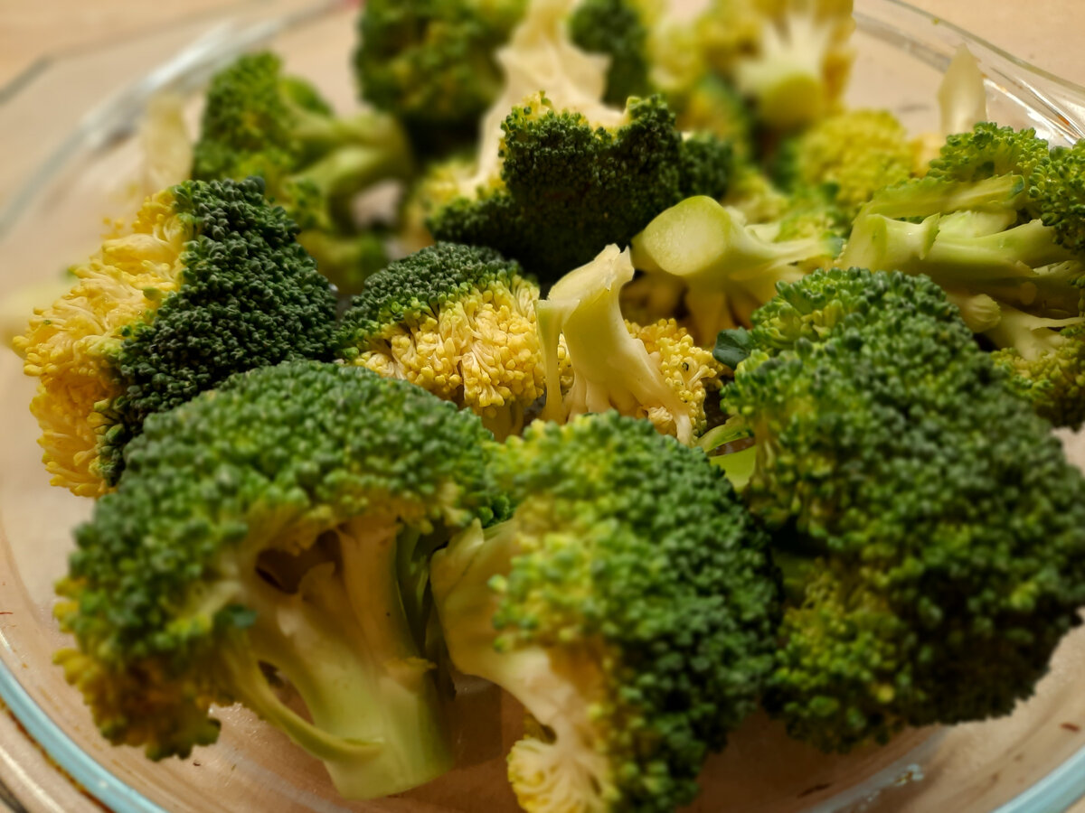 Соцветия брокколи очень заманчиво выглядят.