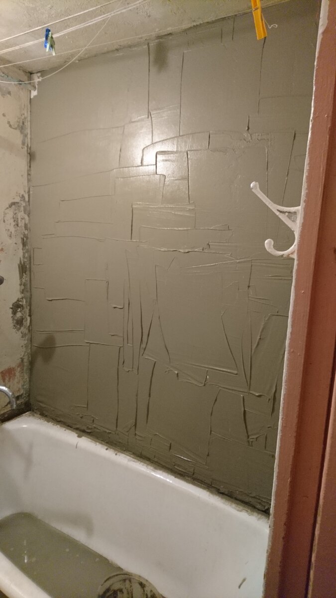 А так хотелось сделать мозаичную стену. Было б красиво, но всё могло отпасть. Поэтому сделал как на след. фото