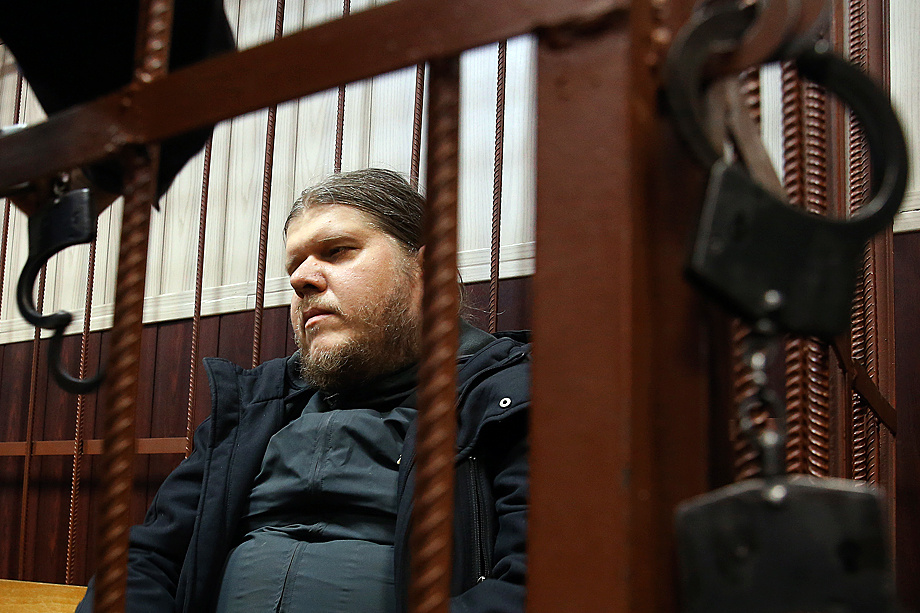 С распадом СССР, пользуясь тем, что РПЦ была занята исключительно собой, на духовные запросы дезориентированных людей стали отвечать разного рода проходимцы. На фото: Андрей Попов, он же – Бог Кузя, один из «учителей» того времени.Фото: Сергей Фадеичев/ТАСС