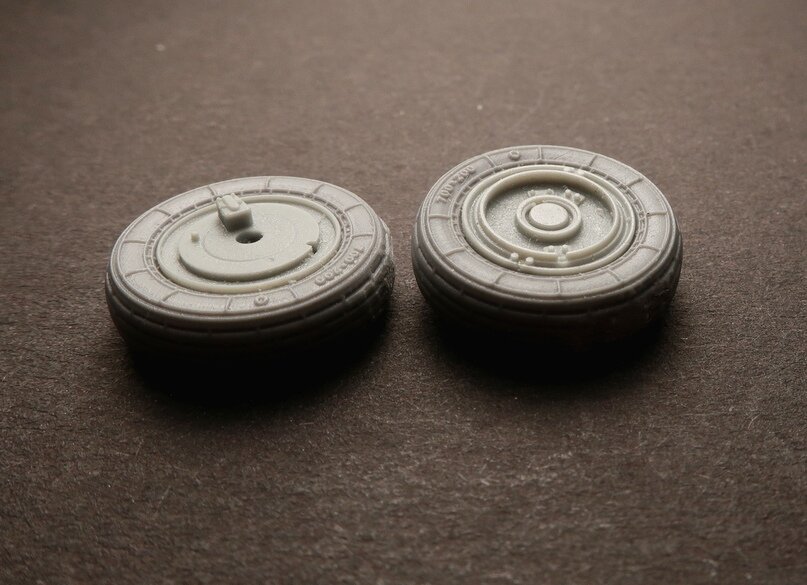 Носовые колеса. Очень толстая имитация литьевых швов, не масштабно. Протектор переразмерен.