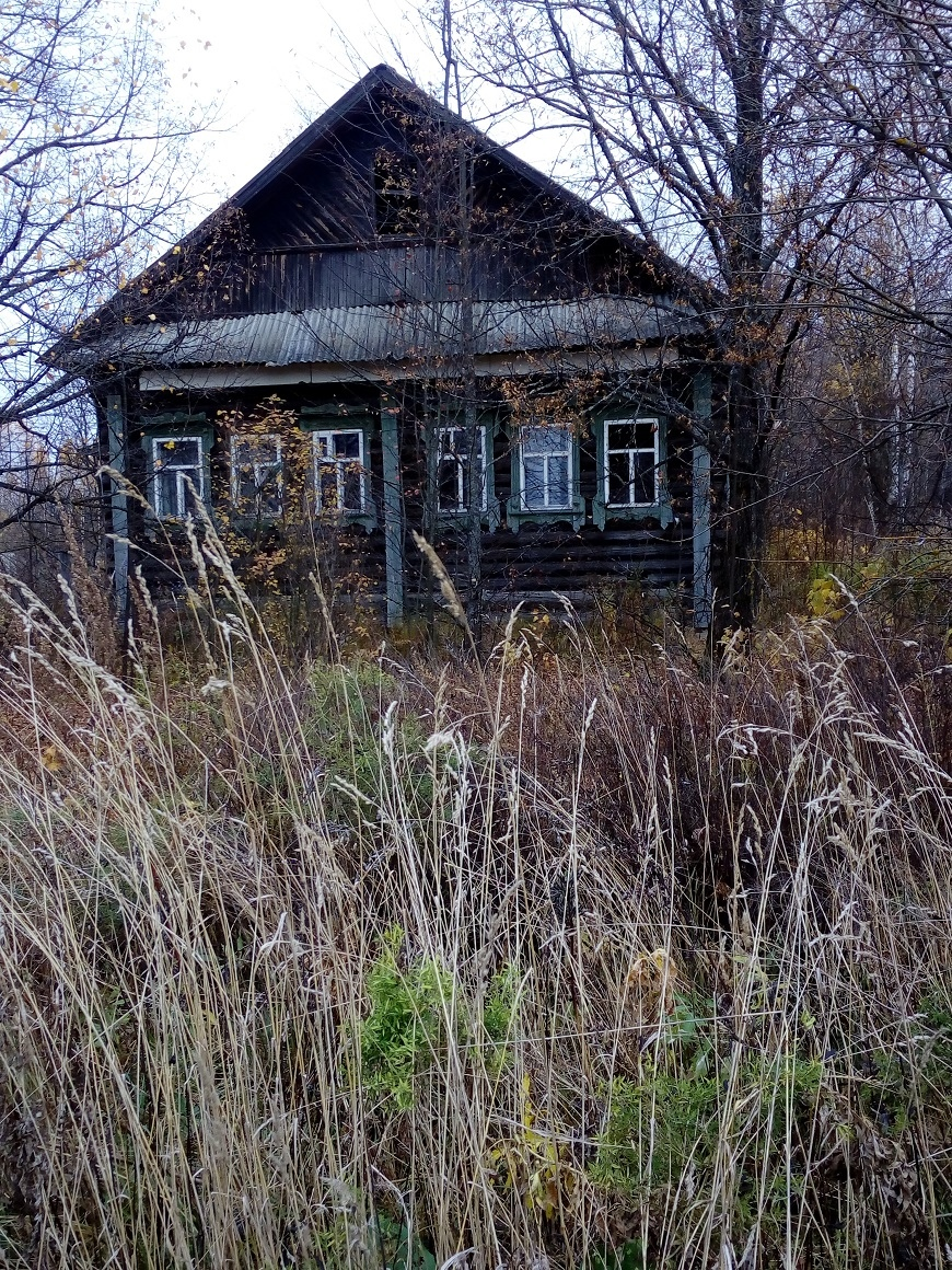 Хороший, крепкий дом стоит пустой, числится на балансе администрации. Можно бы и продать , чем ждать, когда он разрушится. Личное фото