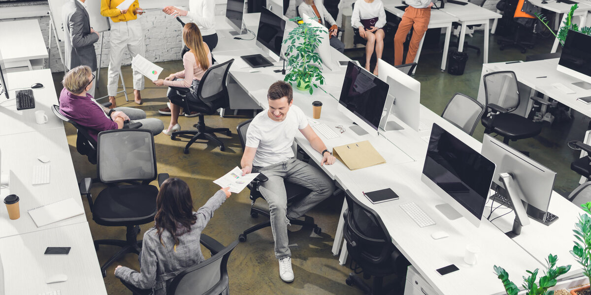 Какие выгоды получает клиент, используя систему CRM? В основном это: сокращение затрат, повышение выручки и лояльность клиентов. Выгоды идут в первую очередь, ну а дальше функционал. И очень важно не путать функционал с выгодами. Ведь когда мы продаем, мы продаем в первую очередь именно выгоды.