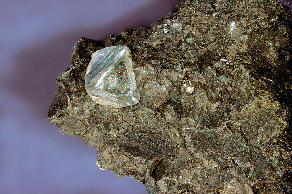 Алмазы какое ископаемое. Кимберлит минерал. Алмаз руда Кимберлит. Алмаз неограненный камень. Неограненный Алмаз Якутии.