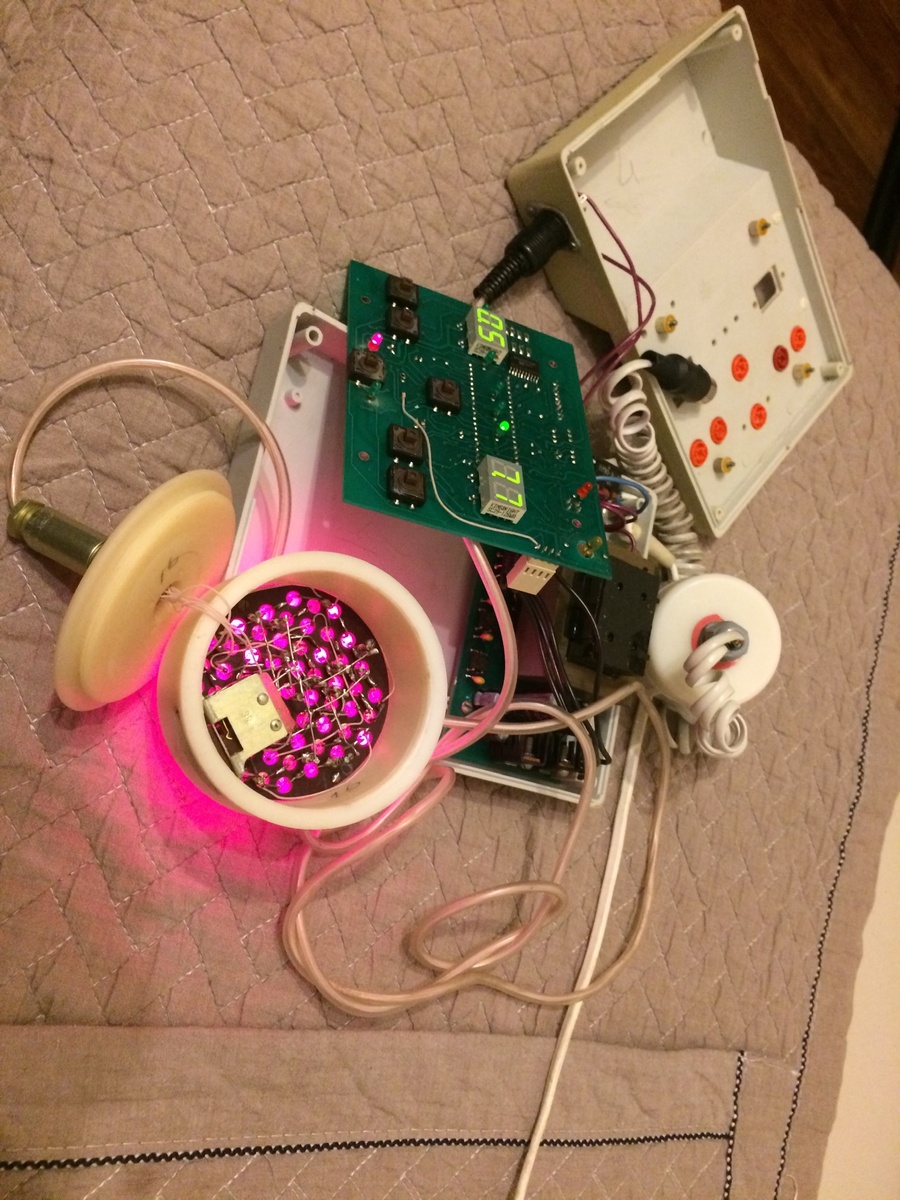 Дедовская пайка. Советский, пуленепробиваемый пластик. Очень тонкие проводки от блока к матрице, с видимостью пайки, при обрыве выключается сектор для создания видимости высокотехнологичной поломки. Видимо именно для этого взяли советский пятиконтактный штекер и сделали в матрице четыре светодиодных сектора. Один контакт общий и четыре другой полюсности на сектора. Разобрать матрицу проблематично. Может действительно хитрые мозги с ИТМО поработали. Что касается прапорщиков, в начале 90-х дорвавшись до бесплатного, они тащили всё. У меня сосед-прапорщик поставил шесть гаражей-ракушек, чтобы забить хламом из части. Пару лет назад сосед умер, а заржавевшие ракушки вместе с хламом вывезли на огромных самосвалах на свалку. Именно из таких запчастей делают Спектр ЛЦ. 