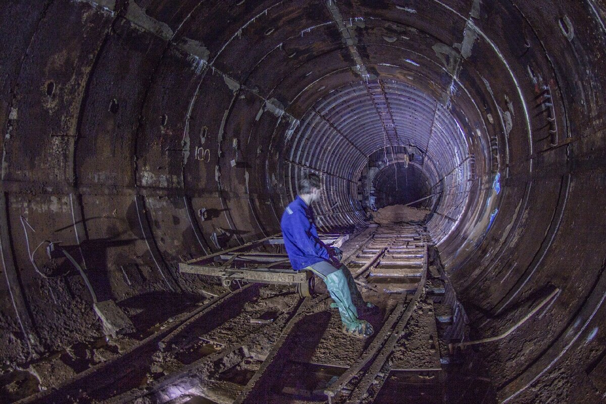 Вагнер туннель читать. Заброшенный туннель площадь Мужества Лесная. Тоннель метро 2033. Затопленные тоннели метро СПБ. Метро 2 д6.