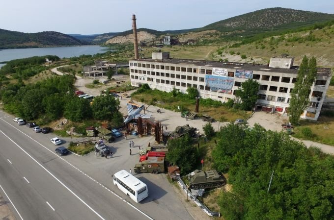 Въезд на базу "Ночных волков" со стороны Ялтинского шоссе. Источник: prostorikrima.ru