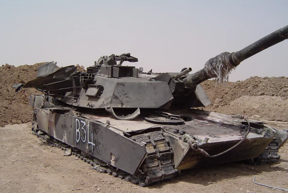 Подбит первый танк абрамс. M1 Abrams вышибные панели. Подбитый танк m1 Абрамс.