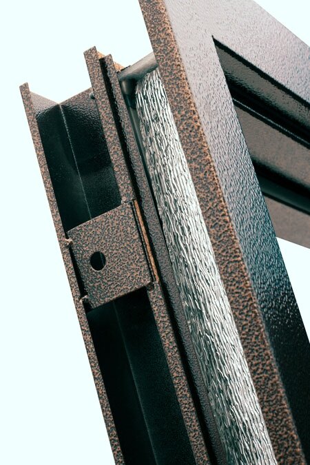 Все пустоты заполняются пеной монтажной, минватой или другими утеплителями. Это делаем обязательно! 