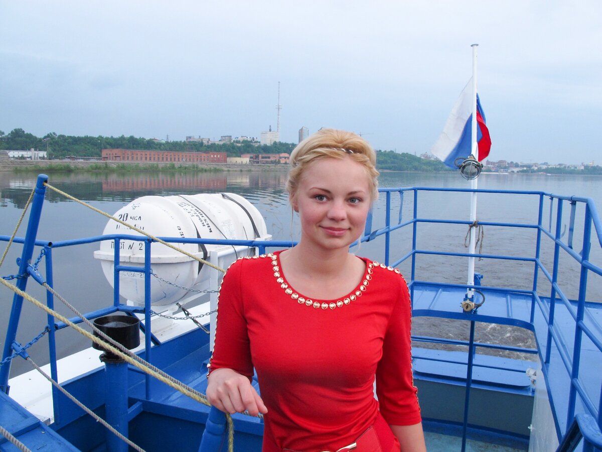 2014. Как я могла купить это платье? А главное, где я его вообще нашла? Нужно попробовать снова его надеть, сделать такую же прическу и выйти прогуляться по Милану, думаете, не подумают, что это мода новая?