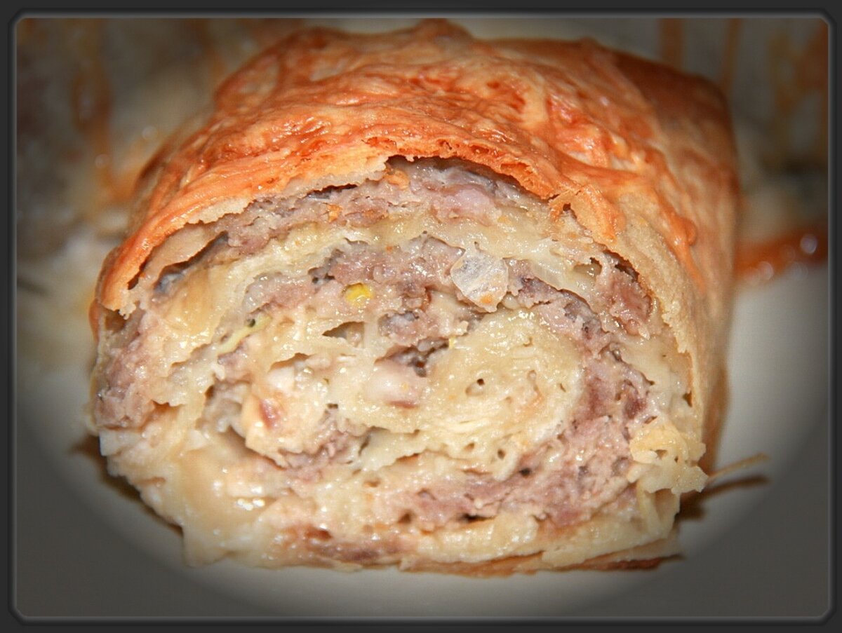 Рулет из фарша с начинкой рецепт с фото. Рулетики из лаваша с фаршем. Лаваш в трубочке. Рулет из лаваша с мясным фаршем. Штрудель.