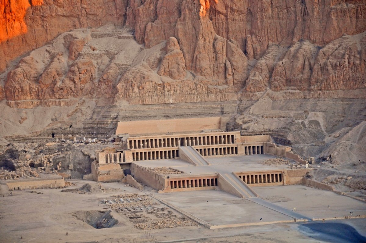 Вид на храм Хатшепсут