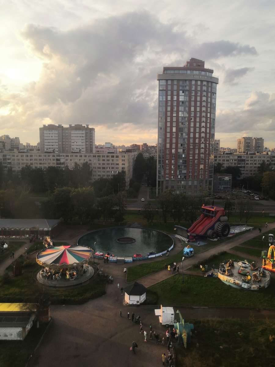 Новые дома, как правило, "растут" вверх , а не вширь) Скорее всего это из-за высокой стоимости земли.