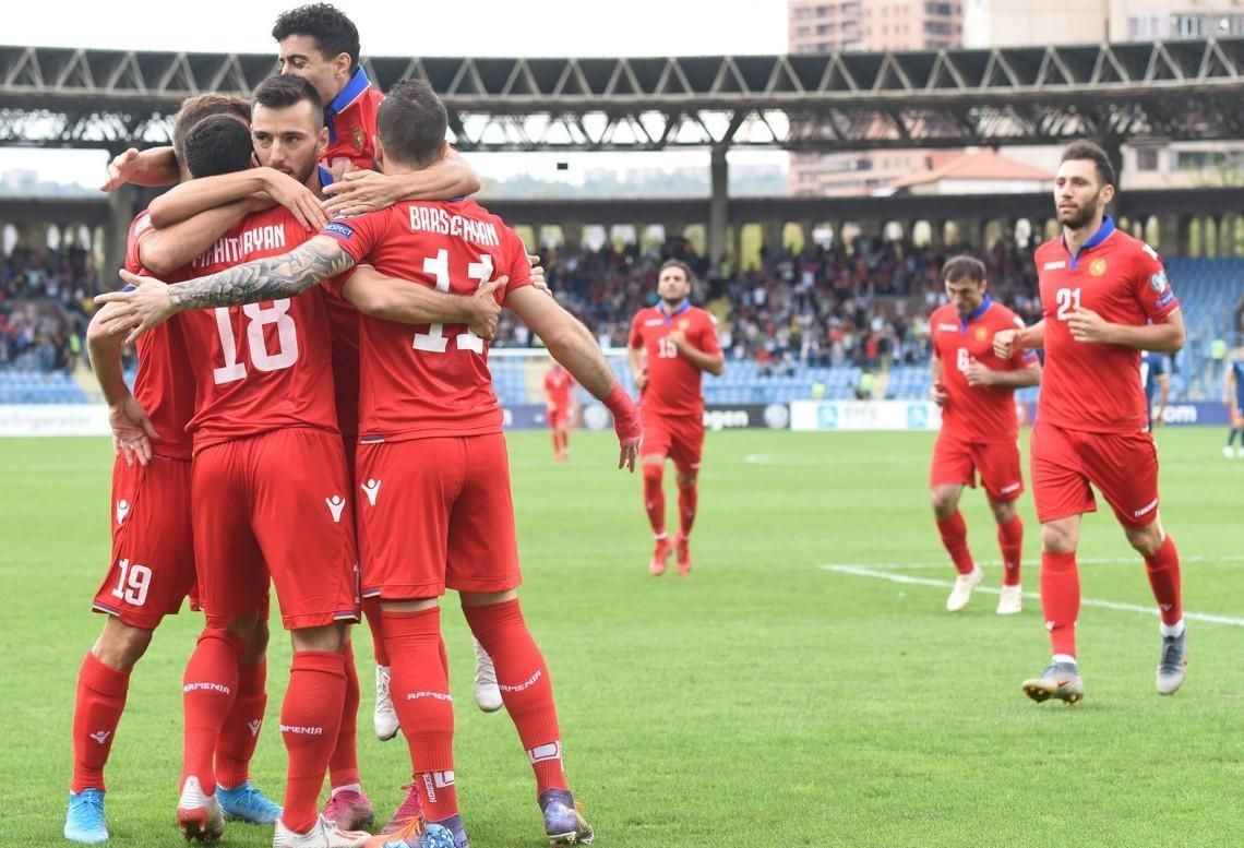 Armenian football. Сборная Армении футбол. Азербайджан против Армении футбол. Armenia Football Federation. Логотип сборной Армении.