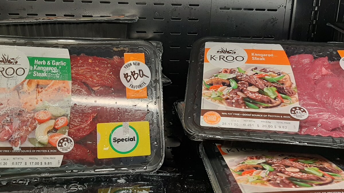 Мясо кенгуру на полке в магазине
