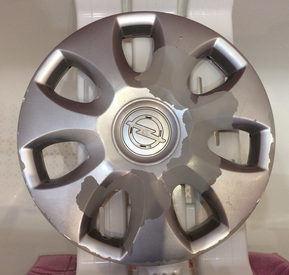 Для шелушения хорошо подойдёт грубая наждачка, либо шпатель. Главное - не нажимать слишком сильно, иначе останутся царапины. 