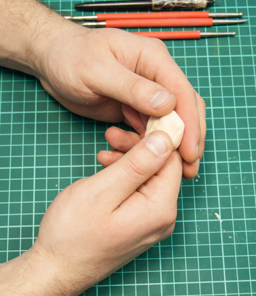 Для начала надо разогреть пластику в руках, а затем катать форму