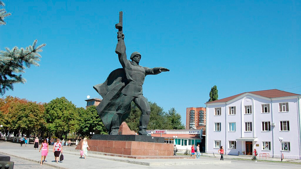 Москва шахты. Памятник солдату в Шахтах Ростовской области. Памятник солдату-освободителю Шахты. Город Шахты площадь солдата. Достопримечательности г Шахты Ростовской области.