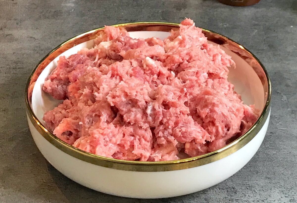 Как сделать куриный фарш мягким. Нежные куриные котлетки из фарша. Котлетная масса из говядины. Котлета. Сочные котлеты.