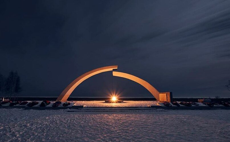 «Разорванное кольцо» — пожалуй, самый известный памятник на Дороге Жизни. Но далеко не единственный.