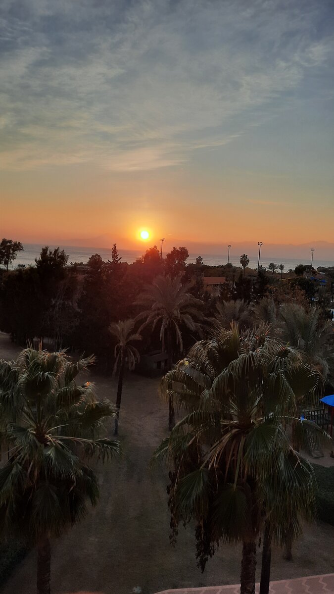 Вид из номера. Закат на море.