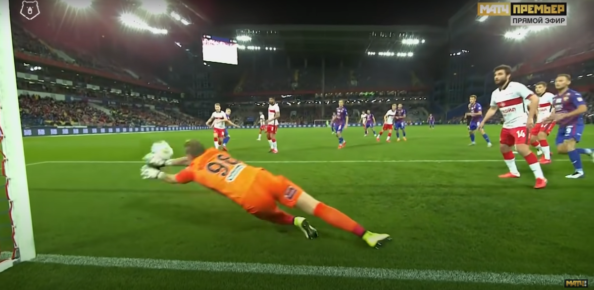 Трудно поверить, но в этой ситуации будет гол-Александр не поставил жестко руки.