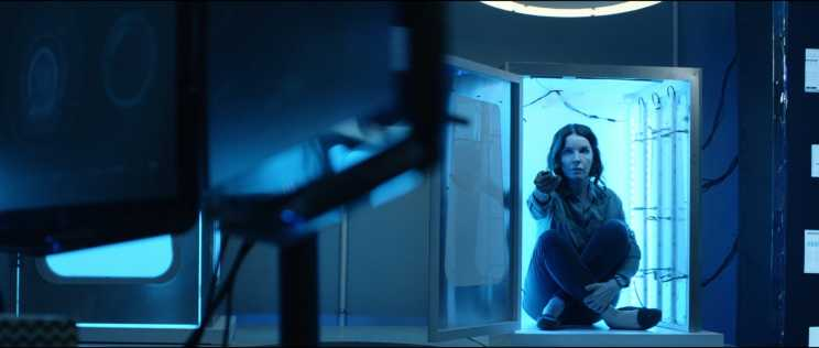 Опасный эксперимент ГГ проводит в одиночку, используя ПДУ (с) Кадр из фильма