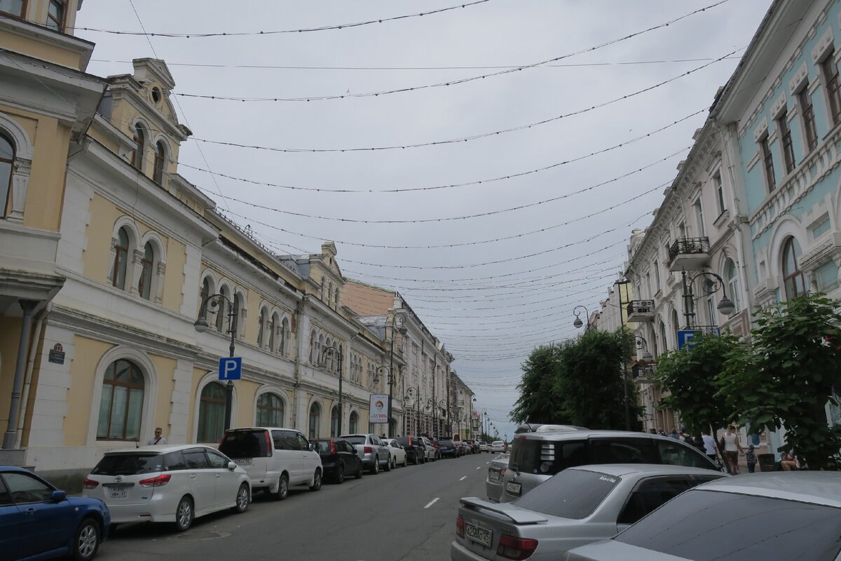 улица в центре, обратите внимание на количество припаркованных машин